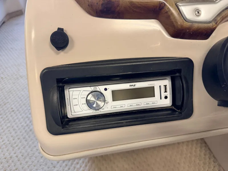 Slide: The Image of Princecraft 20 Versailles Pontoon & 60HP Mercury 4Stroke - $14,995 2007 - 24