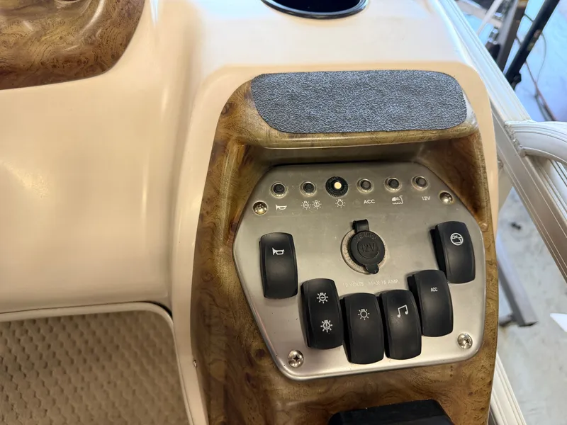 Slide: The Image of Princecraft 20 Versailles Pontoon & 60HP Mercury 4Stroke - $14,995 2007 - 25