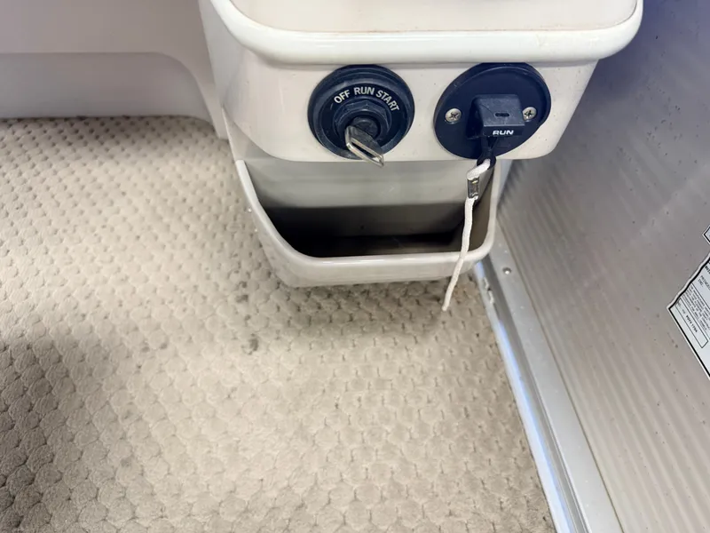 Slide: The Image of Princecraft 20 Versailles Pontoon & 60HP Mercury 4Stroke - $14,995 2007 - 26