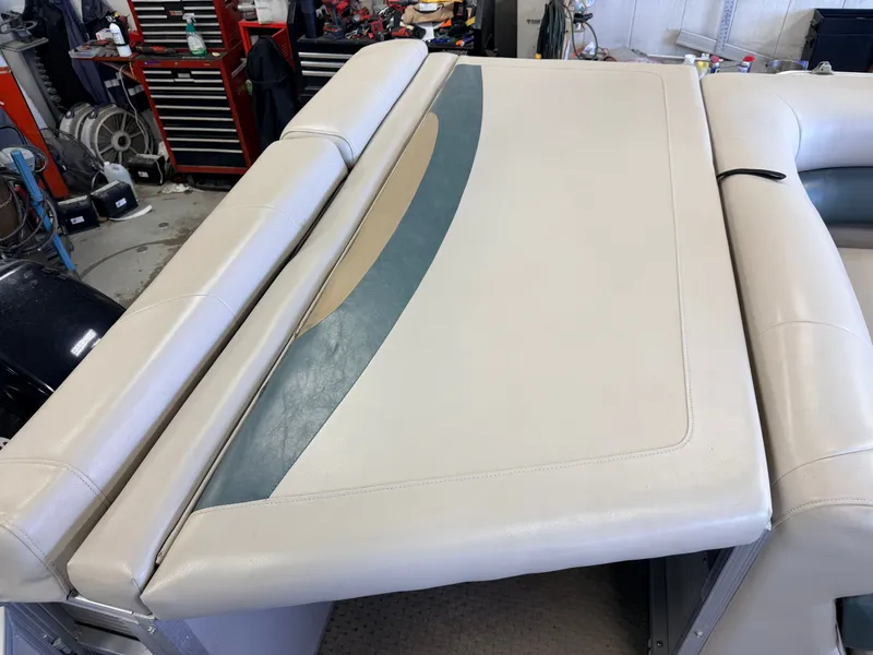 Slide: The Image of Princecraft 20 Versailles Pontoon & 60HP Mercury 4Stroke - $14,995 2007 - 38