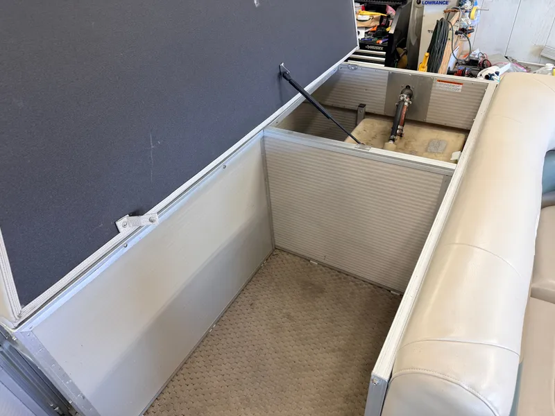 Slide: The Image of Princecraft 20 Versailles Pontoon & 60HP Mercury 4Stroke - $14,995 2007 - 39