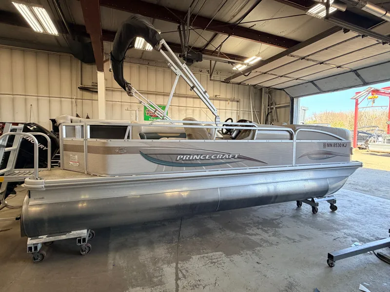 Slide: The Image of Princecraft 20 Versailles Pontoon & 60HP Mercury 4Stroke - $14,995 2007 - 45