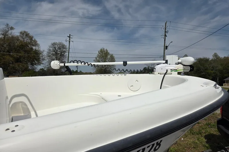 Slide: The Image of 2000 Boston Whaler 18 Dauntless boat with trolling motor - 4