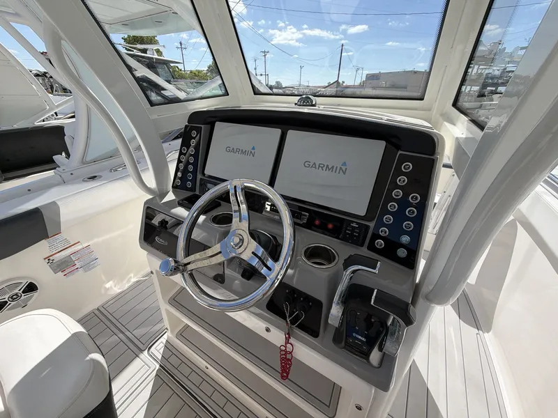 Slide: The Image of Robalo R272 Center Console 2019 - 14