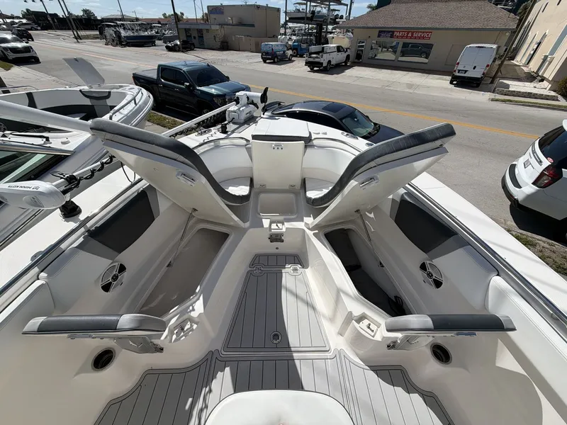 Slide: The Image of Robalo R272 Center Console 2019 - 15