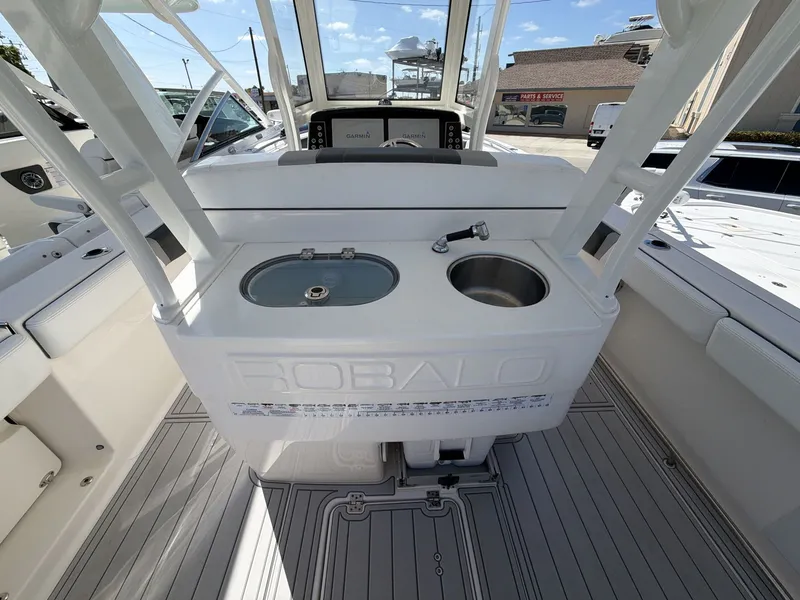 Slide: The Image of Robalo R272 Center Console 2019 - 5