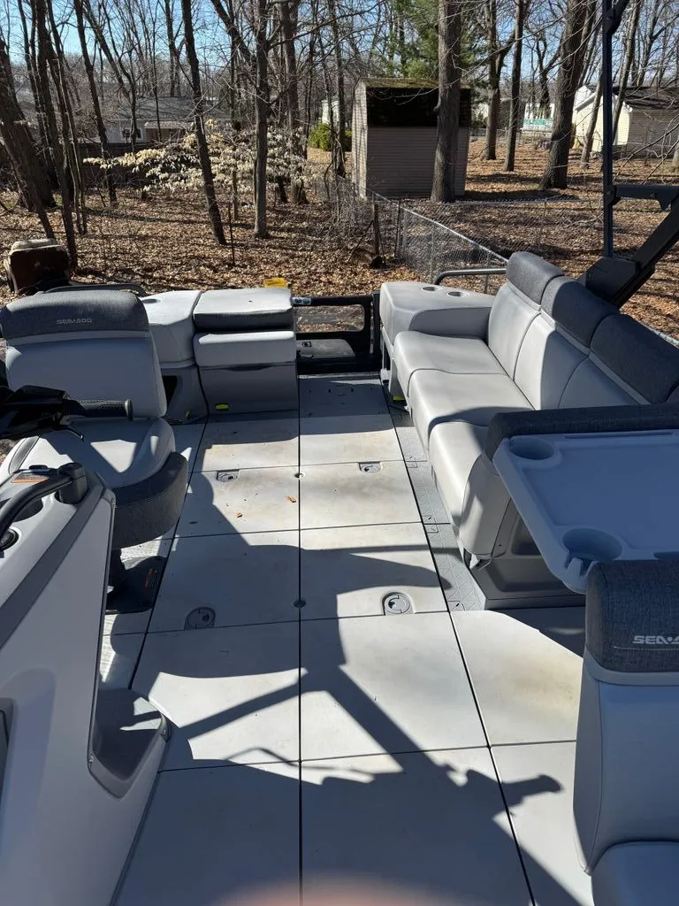 Slide: The Image of Sea-Doo Switch 2024 - 4