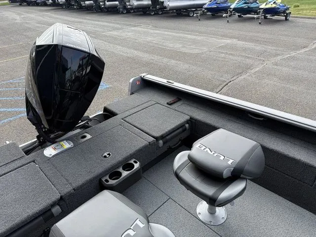 Slide: The Image of Interior of Lund 2075 Impact XS Sport boat, 2026 model. - 24