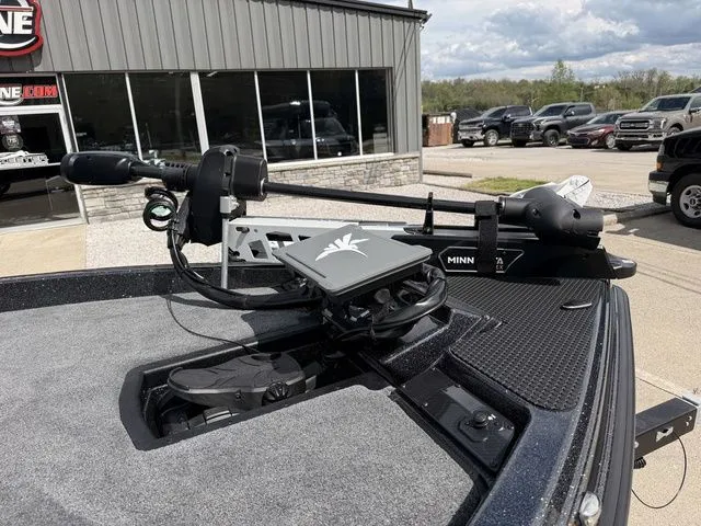 Slide: The Image of Phoenix Bass Boat 21 XE 2026 - 11