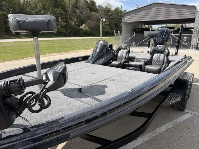 Slide: The Image of Phoenix Bass Boat 21 XE 2026 - 13