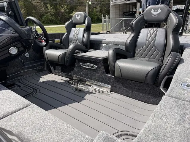 Slide: The Image of Phoenix Bass Boat 21 XE 2026 - 14