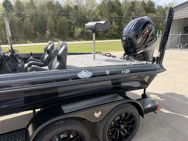 Slide: The Image of Phoenix Bass Boat 21 XE 2026 - 15