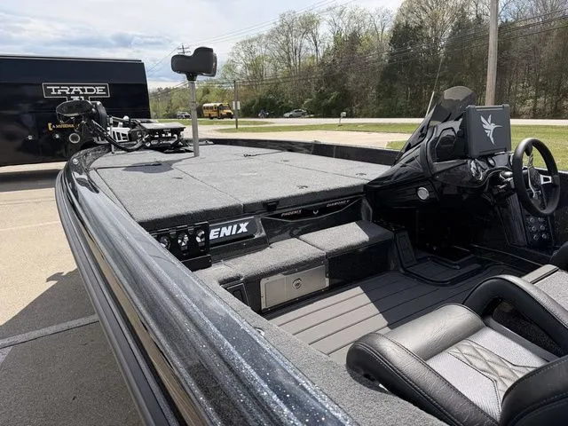 Slide: The Image of Phoenix Bass Boat 21 XE 2026 - 16