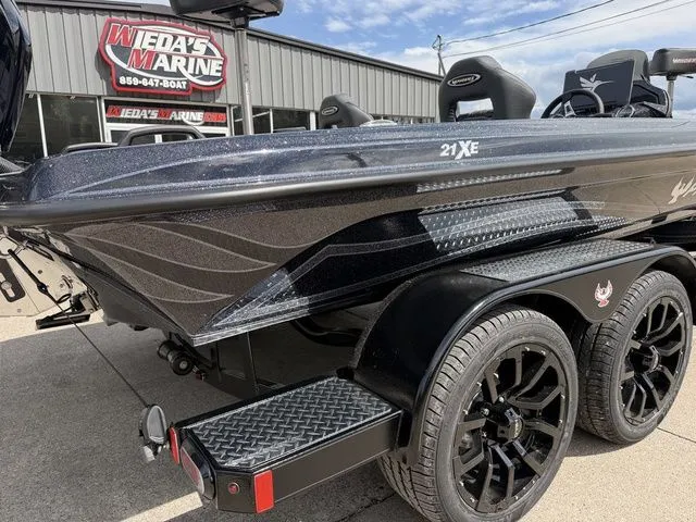 Slide: The Image of Phoenix Bass Boat 21 XE 2026 - 4