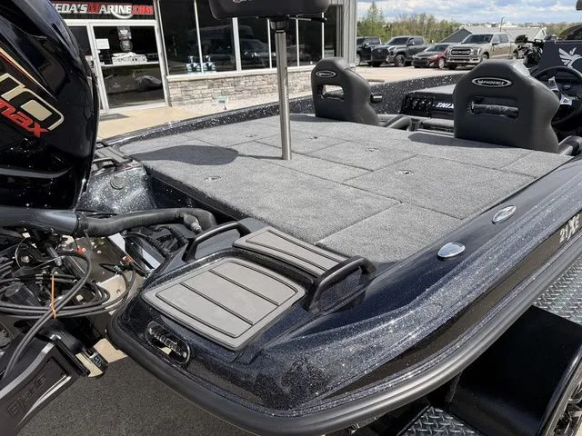 Slide: The Image of Phoenix Bass Boat 21 XE 2026 - 5