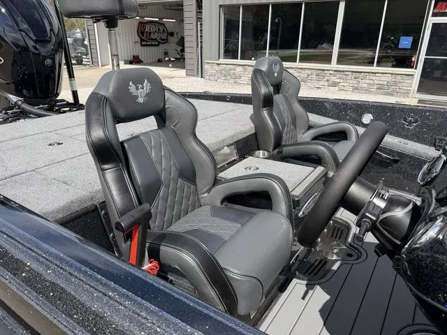 Slide: The Image of Phoenix Bass Boat 21 XE 2026 - 7