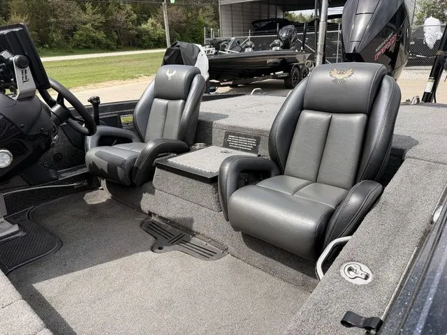 Slide: The Image of Phoenix Bass Boat 721 ZXL 2025 - 12