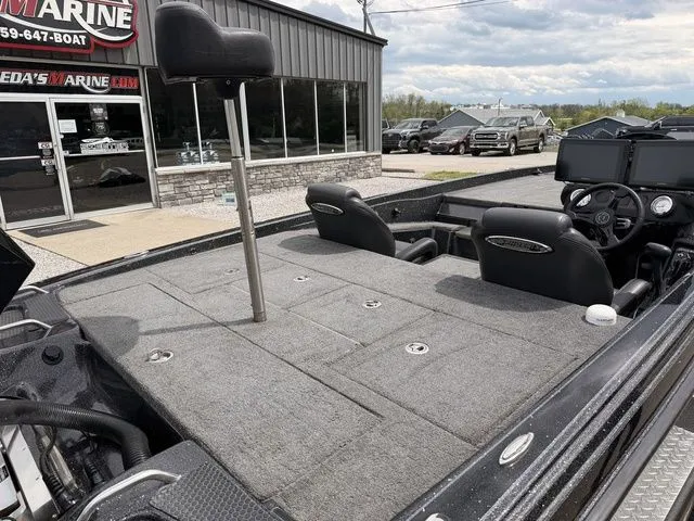 Slide: The Image of Phoenix Bass Boat 721 ZXL 2025 - 4