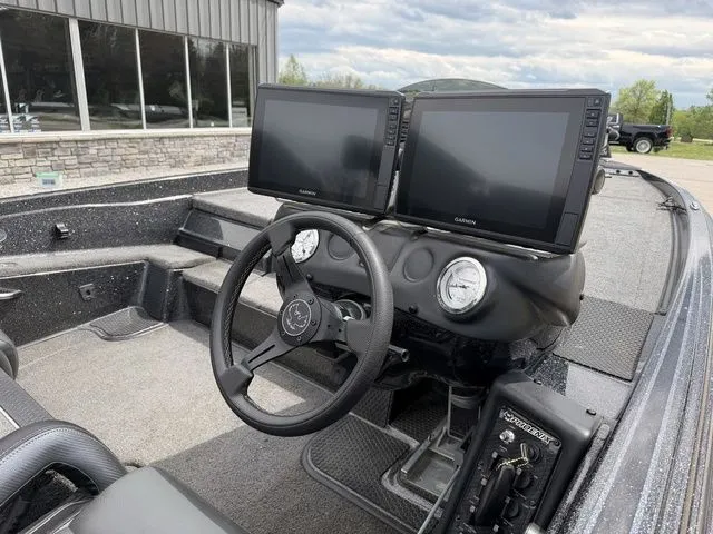 Slide: The Image of Phoenix Bass Boat 721 ZXL 2025 - 5