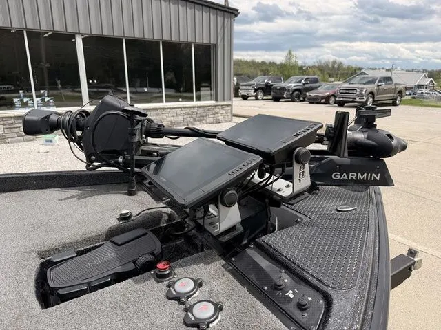 Slide: The Image of Phoenix Bass Boat 721 ZXL 2025 - 9