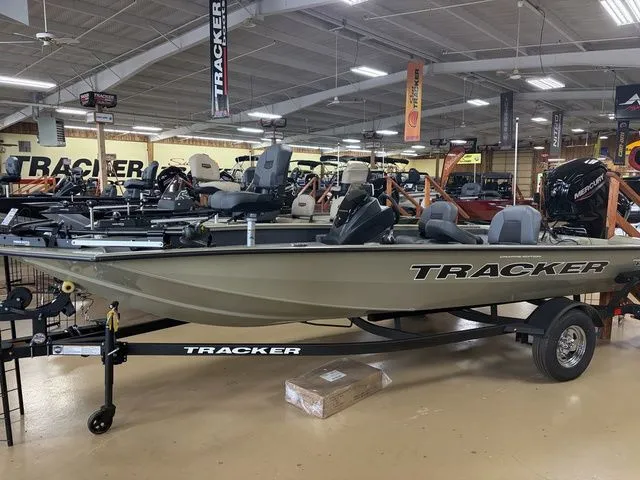 The Image of Tracker Pro Team 175 TF 2026 - 1