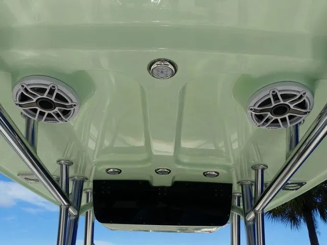 Slide: The Image of Bulls Bay 255 Center Console 2026 - 29