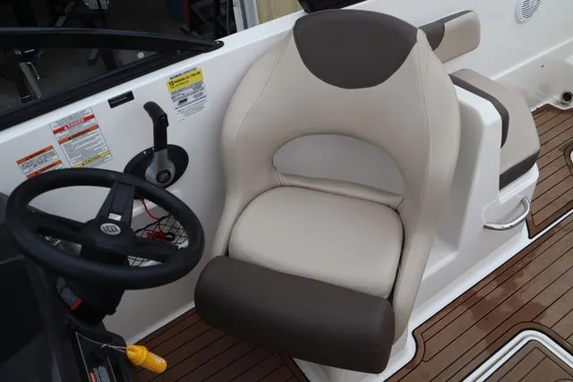 Slide: The Image of Bayliner VR6 2018 - 14