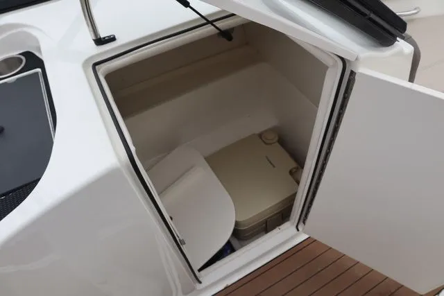 Slide: The Image of Bayliner VR6 2018 - 8