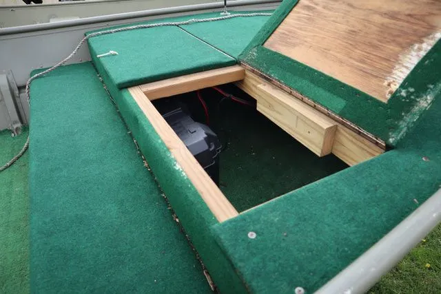 Slide: The Image of Lowe 1852MT Jon 2016 - 10