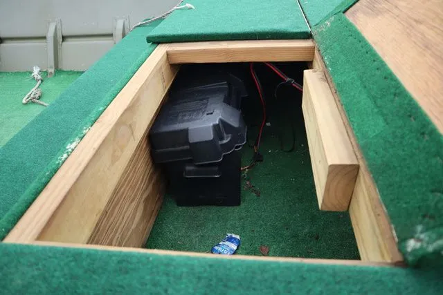 Slide: The Image of Lowe 1852MT Jon 2016 - 11