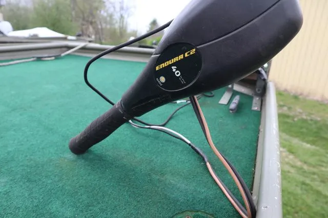 Slide: The Image of Lowe 1852MT Jon 2016 - 12