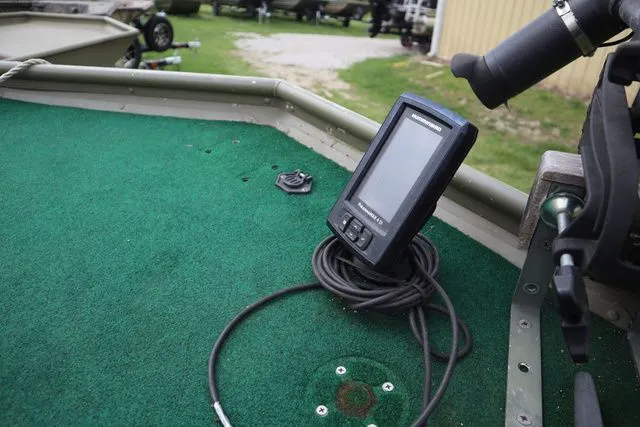 Slide: The Image of Lowe 1852MT Jon 2016 - 13