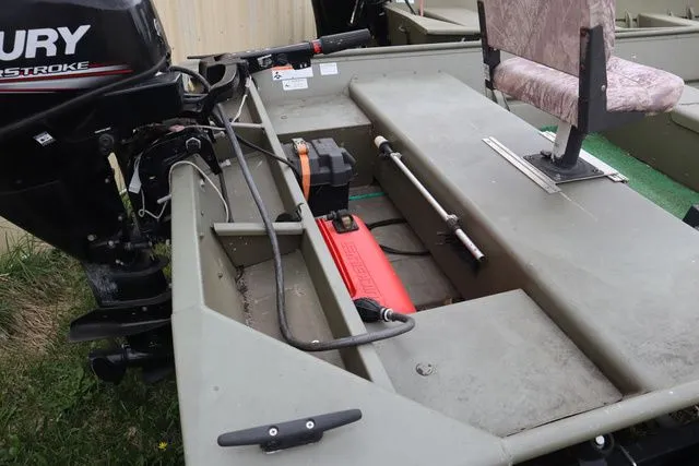 Slide: The Image of Lowe 1852MT Jon 2016 - 6