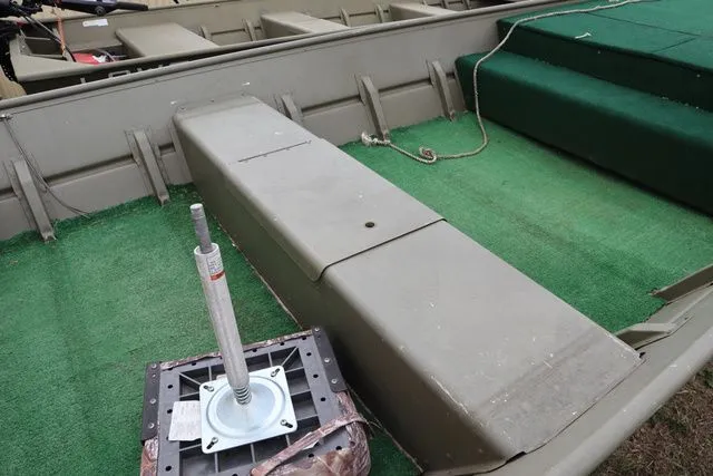 Slide: The Image of Lowe 1852MT Jon 2016 - 8