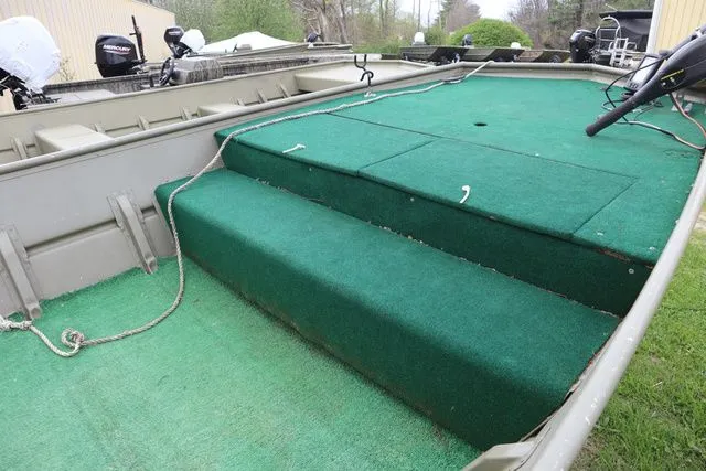 Slide: The Image of Lowe 1852MT Jon 2016 - 9