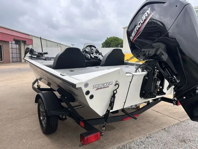 Slide: The Image of Tracker Pro Team 175 TF 2024 - 6