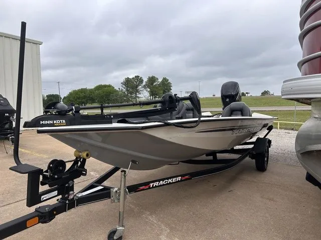 Slide: The Image of Tracker Pro Team 175 TF 2024 - 7