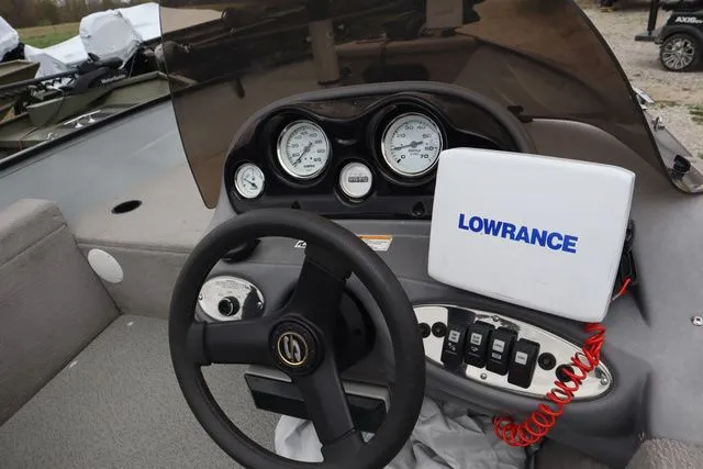 Slide: The Image of Smoker Craft Pro Angler 16 SC 2011 - 7