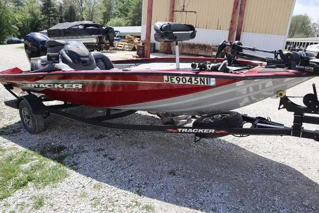 The Image of Tracker Pro Team 195 TXW 2022 - 1