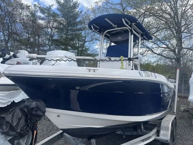 The Image of Robalo R180 Center Console 2012 - 1