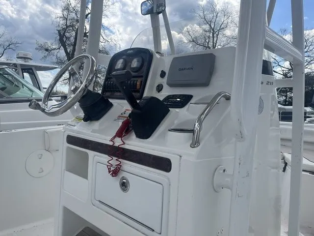 Slide: The Image of Sea Hunt Ultra 211 2013 - 7