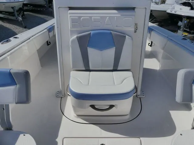 Slide: The Image of Robalo 266 Cayman 2023 - 25