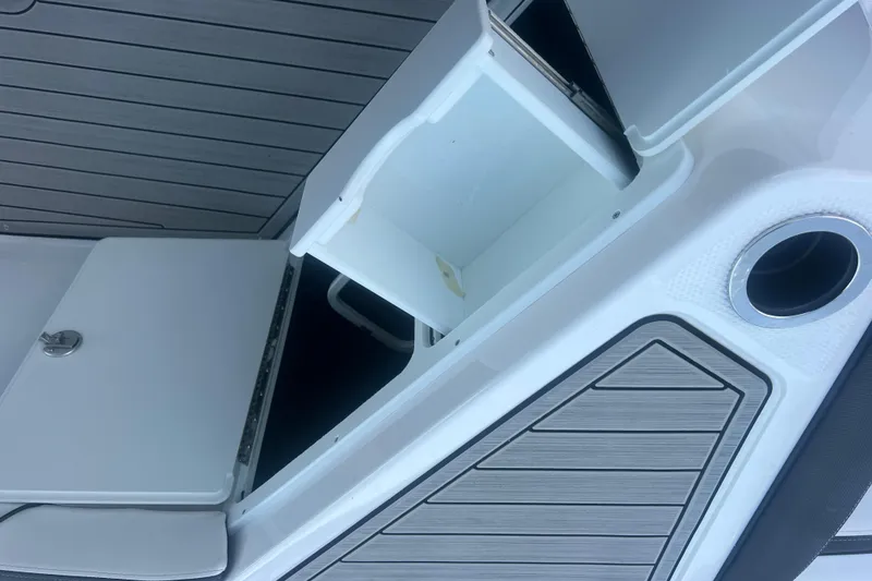 Slide: The Image of 2024 Yamaha Boats 255 FSH Sport H storage compartment and deck detail. - 28