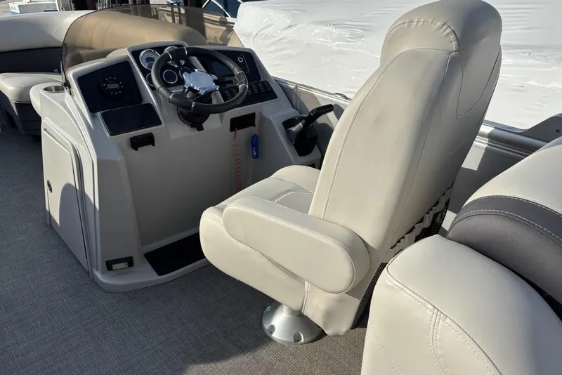 Slide: The Image of Captain's seat and helm of 2023 Sylvan Mirage 8522 LZ pontoon boat. - 14