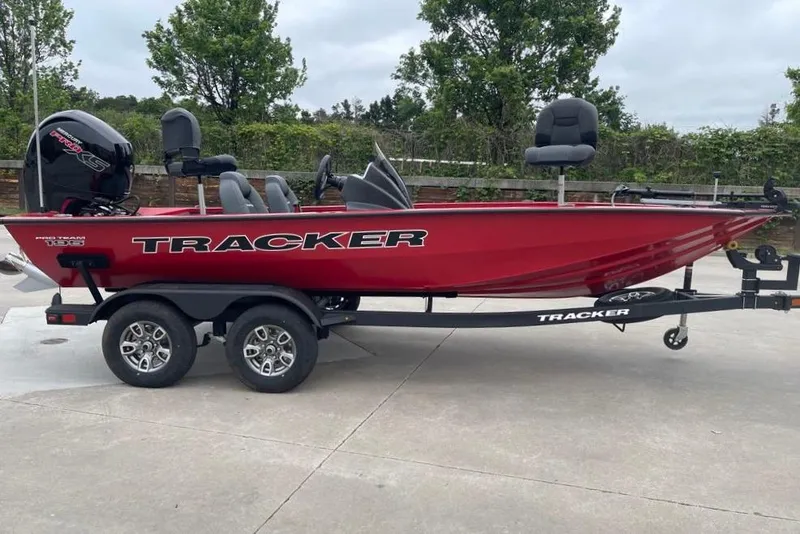 The Image of Tracker Pro Team 195 2026 - 0