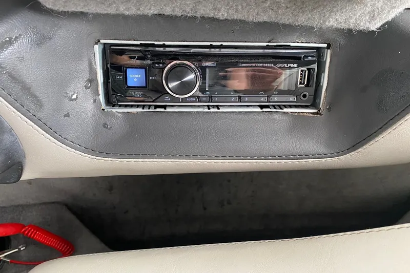 Slide: The Image of 2004 Malibu Wakesetter 21 XTi stereo system with Alpine receiver installed. - 8