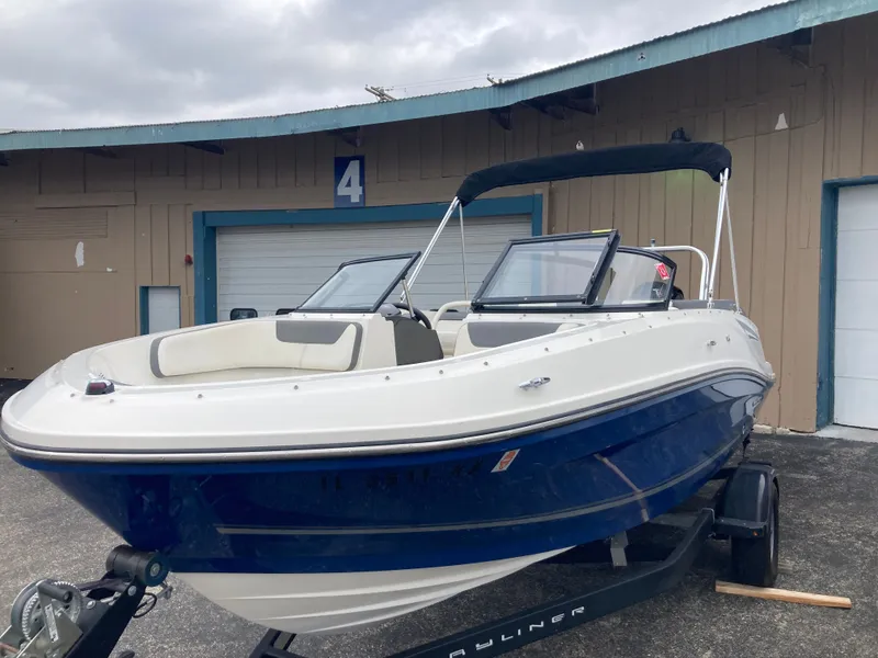 The Image of Bayliner VR5 2017 - 0