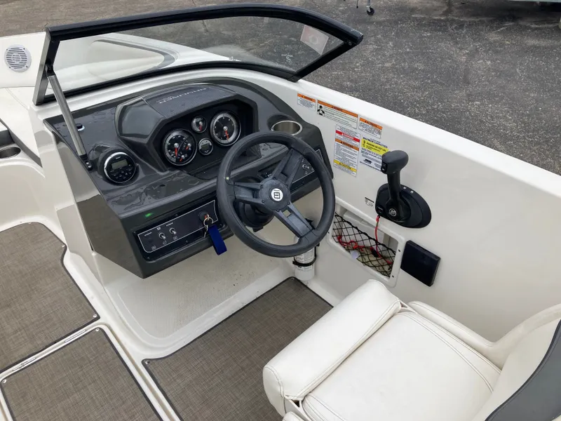 Slide: The Image of Bayliner VR5 2017 - 10