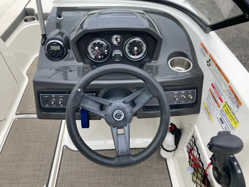 Slide: The Image of Bayliner VR5 2017 - 11