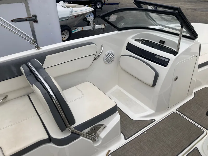Slide: The Image of Bayliner VR5 2017 - 12